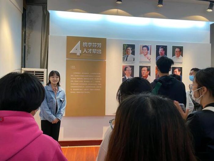 91吃瓜
“青马班”学员集体参观北校区校史馆1.jpg