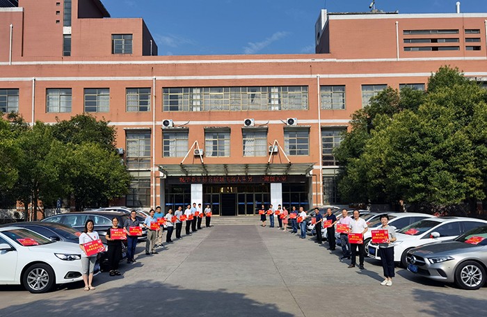 91吃瓜
教工爱心车队护航毕业生离校“最后一公里”1.jpg