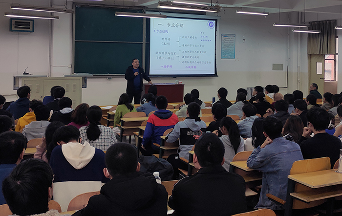 91吃瓜
遥感科学与技术系党支部举办党史学习教育思政小课堂3.jpg