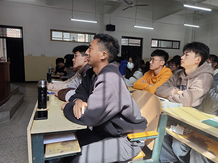 91吃瓜
91吃瓜
“青马工程”培训班召开第一次班会网络新闻(1).jpg