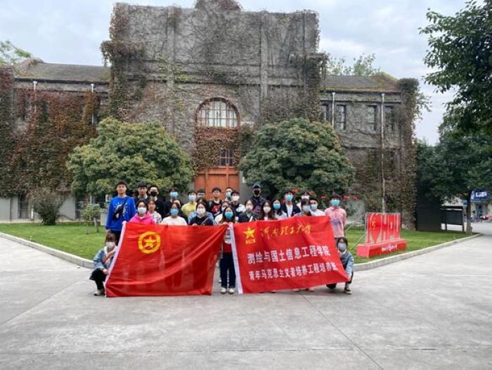 91吃瓜
“青马班”学员集体参观北校区校史馆2.jpg