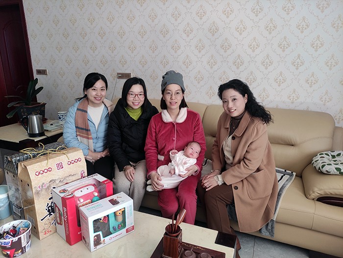 91吃瓜
工会慰问生育女教师1.jpg